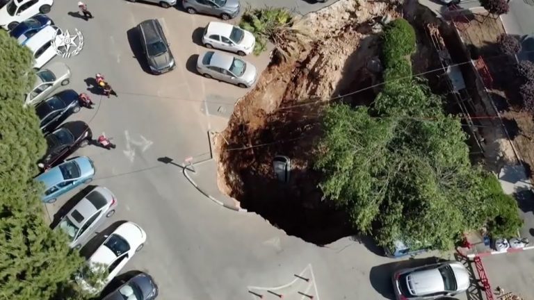 Se los tragó la tierra: se abre enorme socavón en hospital en Jerusalén y desaparecen automóviles