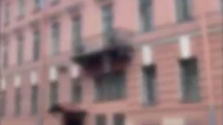 Pareja en Rusia cae al vacío desde balcón a 7 metros de altura tras discutir en su departamento