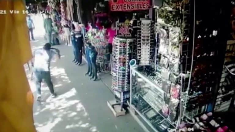 Sujeto azota a una mujer con un cinturón en un mercado de Los Mochis; comerciantes la defienden