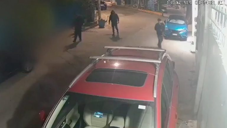 Ladrones de casas intentan entrar varias ocasiones a un domicilio en Naucalpan; fueron grabados