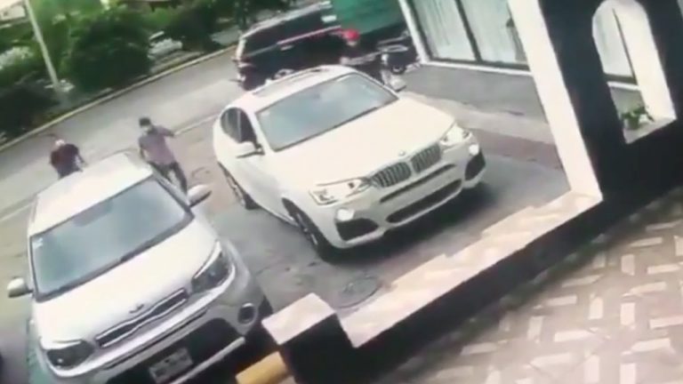 Tres sujetos intentan robar vehículo a mujer embarazada y le disparan; escapan pero ya los buscan
