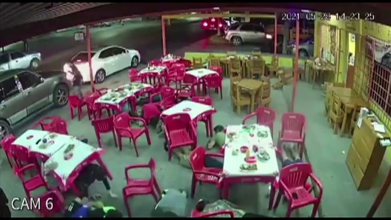 Tiroteo en Reynosa, Tamaulipas, queda grabado en video; comensales de taquería resguardan su vida