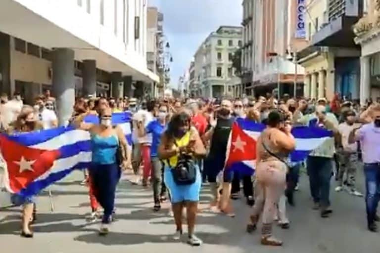 Cubanos salen a las calles en protesta contra el gobierno de Miguel Díaz-Canel