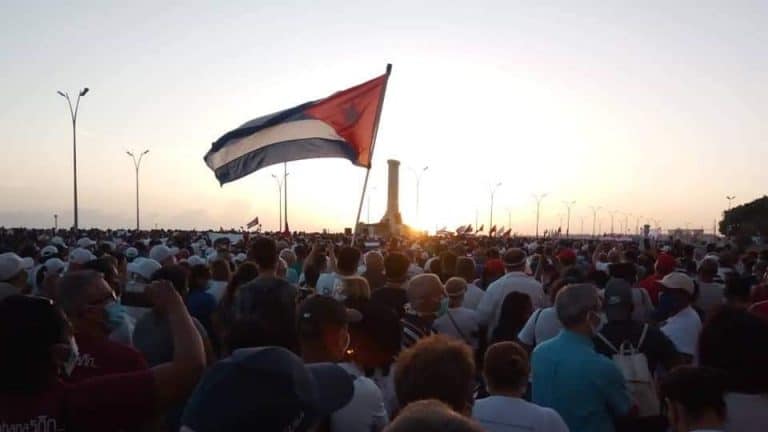 Miguel Díaz–Canel organiza manifestación “en defensa de la Revolución Cubana”