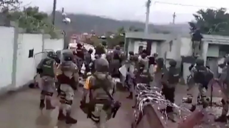 Atacan pobladores de Aguililla, Michoacán, al cuartel militar de la zona; soldados se atrincheraron