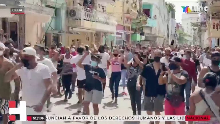 Explota hartazgo en Cuba; miles de personas salen a las calles y protestan pidiendo libertad