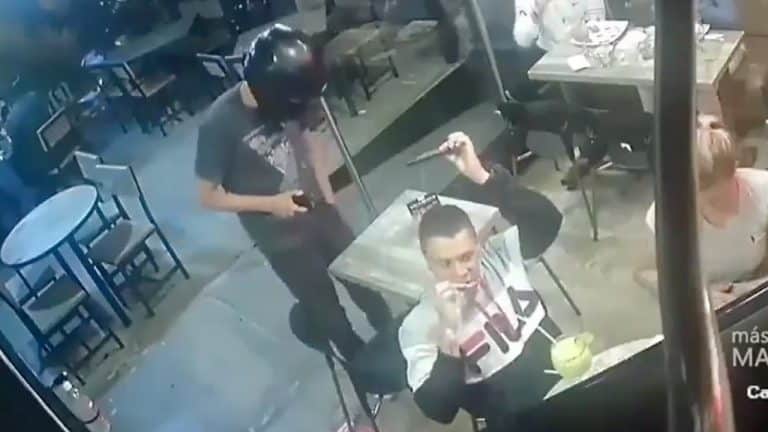 Asaltante entra a restaurante y mano armada roba a pareja; la víctima no dejó de comer alitas