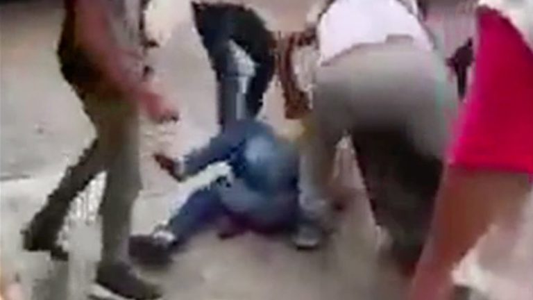 Usuarios del transporte público del Estado de México atacaron a asaltante; lo dejaron tirado