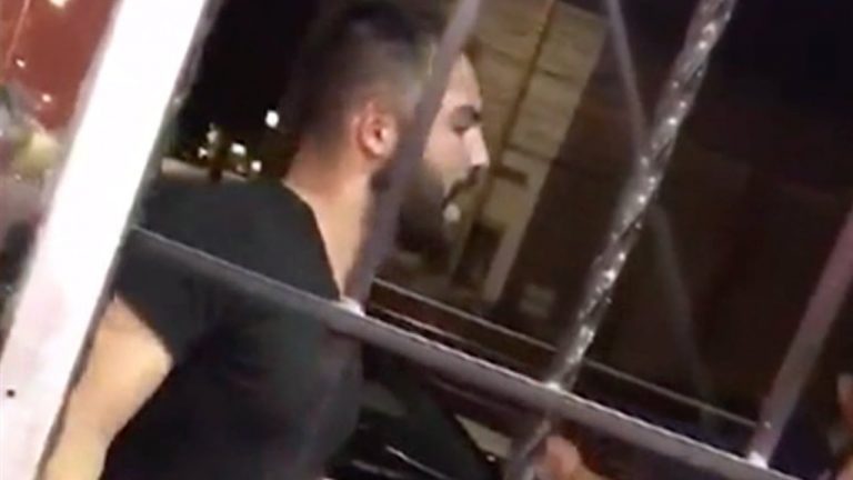 Joven defiende a mujer ante acoso de 4 sujetos; ahora se le conoce como “el Caballero del amor”