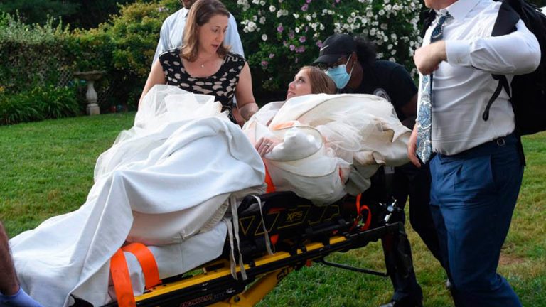 Novia se disloca la rodilla en pleno vals y termina su boda en el hospital