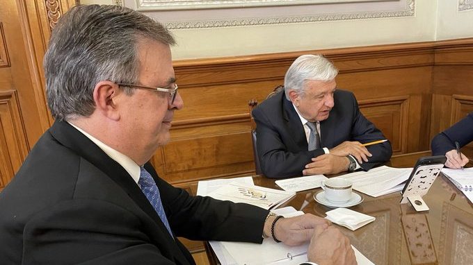 Presidente López Obrador y vicepresidenta Kamala Harris sostienen llamada telefónica
