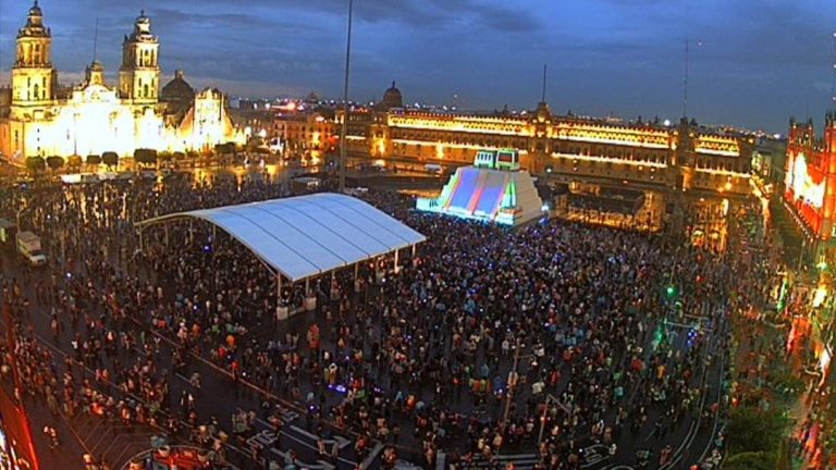 Capitalinos saturan el Zócalo para inauguración de espectáculo de luz y sonido