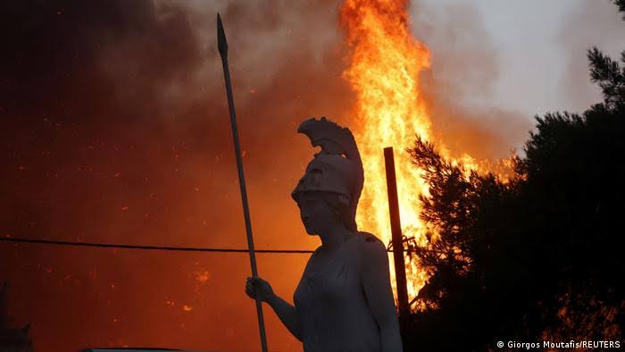 Miles de personas huyen de los incendios en Grecia tras ola de calor extremo