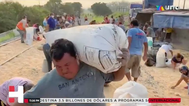 Vuelca en Coatzacoalcos camión que transportaba maíz; pobladores realizaron rapiña por varias horas