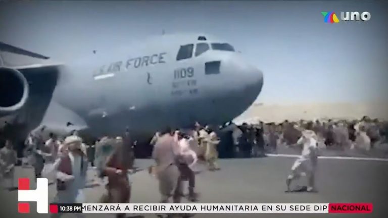 Crisis en Afganistan tras la toma del poder de los talibanes mientras ciudadanos intentan huir