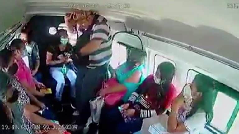 Vendedores de chicles en transporte público amenazan y obligan a pasajeros para que les compren