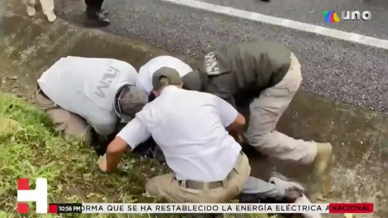 Agentes del Instituto Nacional de Migración golpean a migrantes en la frontera sur de México