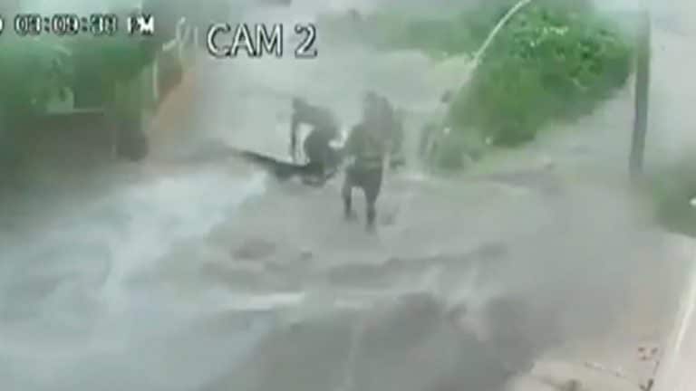 Par de jóvenes en motoneta fueron arrastrados por desbordamiento de río en el Valle de México