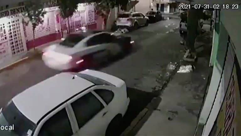 Policías de Iztapalapa en la CDMX son testigos de accidente de moto y pasan de largo; hubo 2 muertos