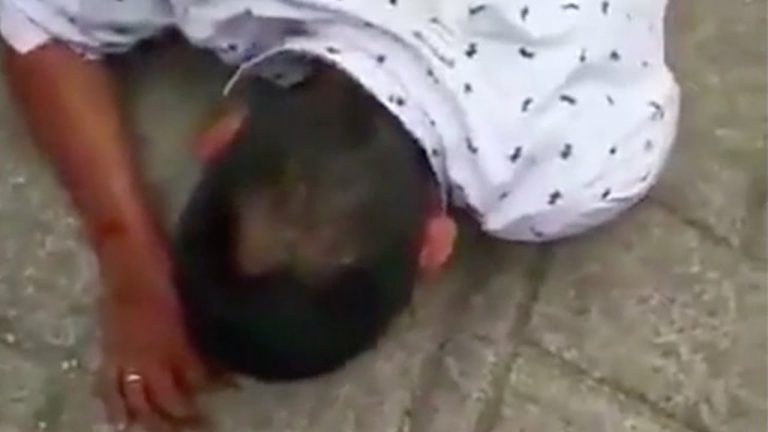Comerciantes en Puebla detienen a presunto ladrón e intentan lincharlo; la policía no apareció