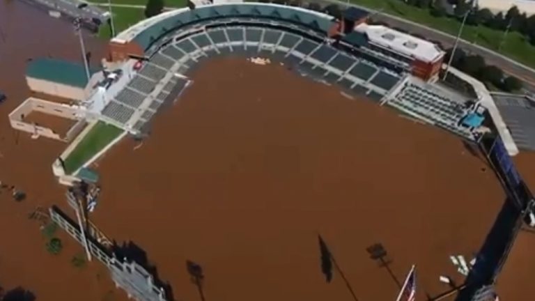 Lluvias que azontan NY dejan parque de béisbol completamente inundado