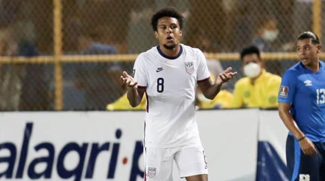 Selección de EUA suspende a futbolista por incumplir protocolo contra Covid-19