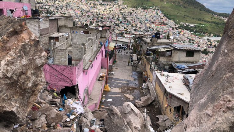 AMLO ofrece casas a habitantes del Cerro del Chiquihuite para evitar riesgos