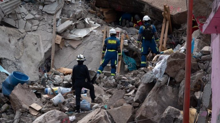 Rescatan cuerpo de menor de 3 años en derrumbe del Cerro del Chiquihuite