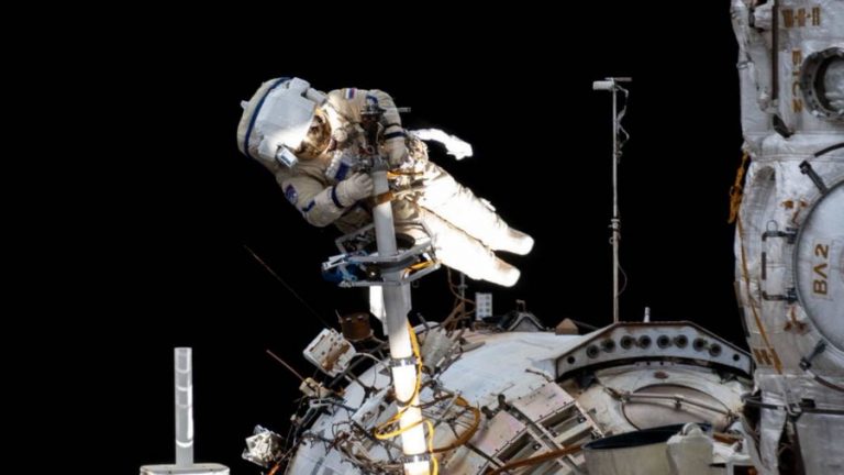 Cosmonautas rusos realizan caminata espacial en nuevo módulo de estación espacial
