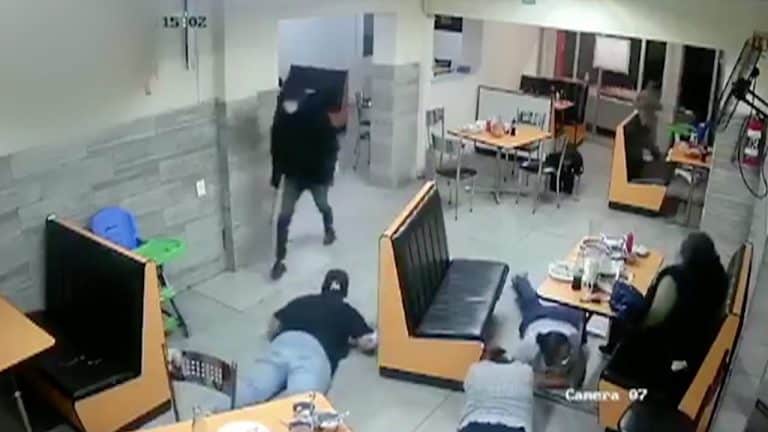Encapuchados entran a robar a restaurante en San Luis Potosí y golpean a clientes con machetes