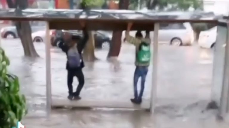 Los jóvenes que surfean olas en las inundaciones del Valle de México y otras historias virales