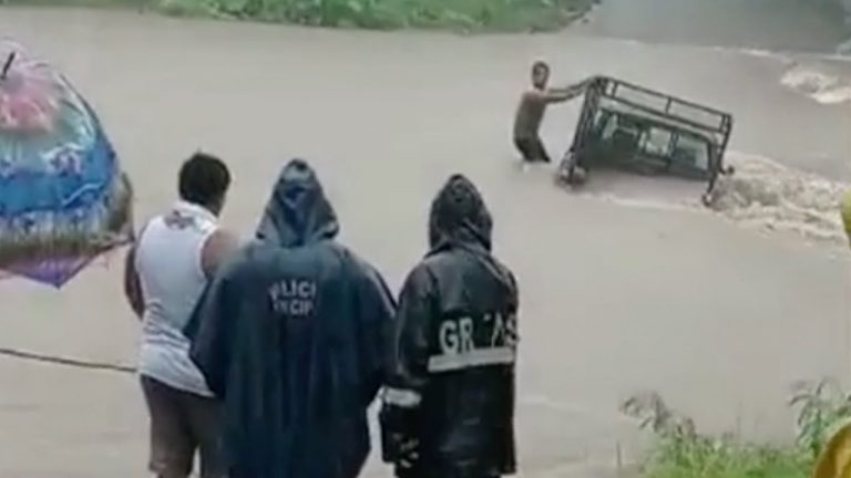 Hombre intenta cruzar en su camioneta la creciente del río Las Nutrias en Oaxaca tras inundaciones