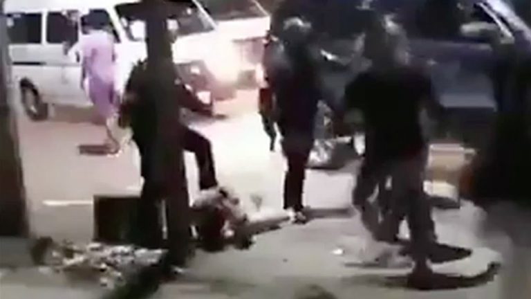 Cansados de la inseguridad, usuarios de transporte público lincharon a presuntos asaltantes