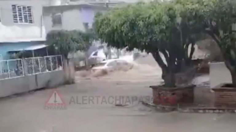 Automovilista creyó que podía vencer la corriente de una calle inundada convertida en río