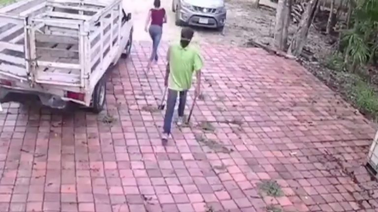 Banda de delincuentes en Cancún hacen boquete con camioneta en la entrada de la casa para robar