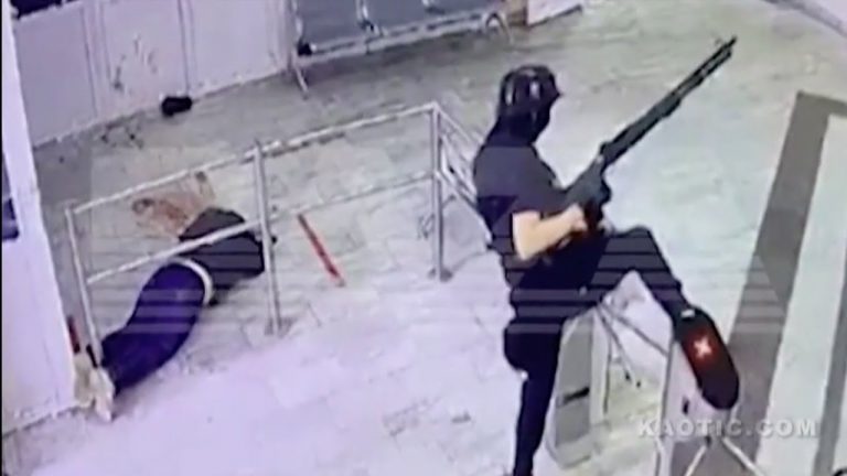 Sujeto con arma larga entra a universidad en Rusia y dispara contra los estudiantes en el lobby