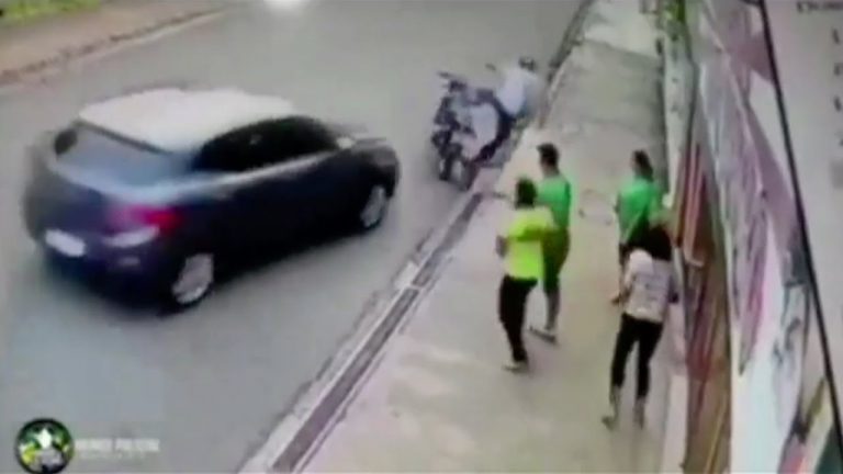 Justiciero anónimo arrolla a ladrón armado; las víctimas lo golpean y recuperan sus pertenencias