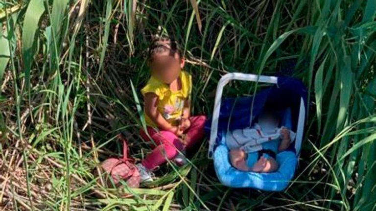 Abandonan a niña y bebé migrantes a orillas del Río Grande en Eagle Pass