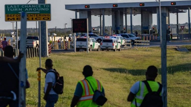 Estados Unidos amplía restricción de viajes no esenciales en frontera con México