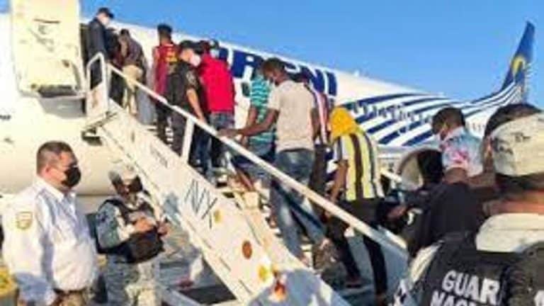 Migrante haitiano salta de escaleras de avión para evitar ser deportado