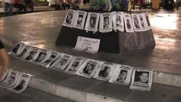 Colocan en zócalo de Veracruz rostros de presuntos feminicidas prófugos