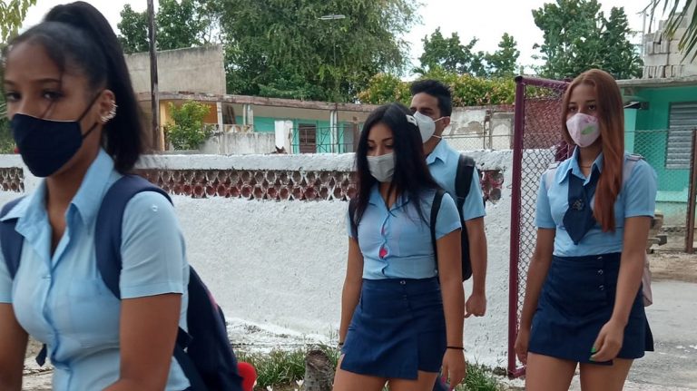 Cuba inicia regreso escalonado a clases tras vacunación de jóvenes de 16 a 18