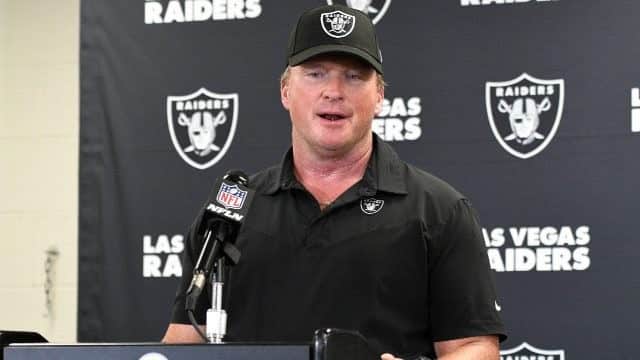 Entrenador de Raiders, Jon Gruden, renuncia tras acusaciones de racismo y homofobia