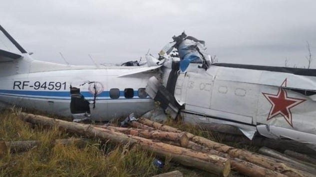 Mueren 16 personas al estrellarse avión con un grupo de paracaidistas en Rusia