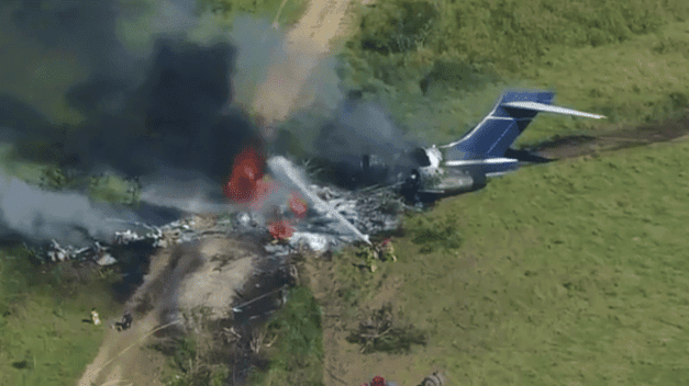 Avión se estrella en Texas con 21 personas a bordo; todos a salvo