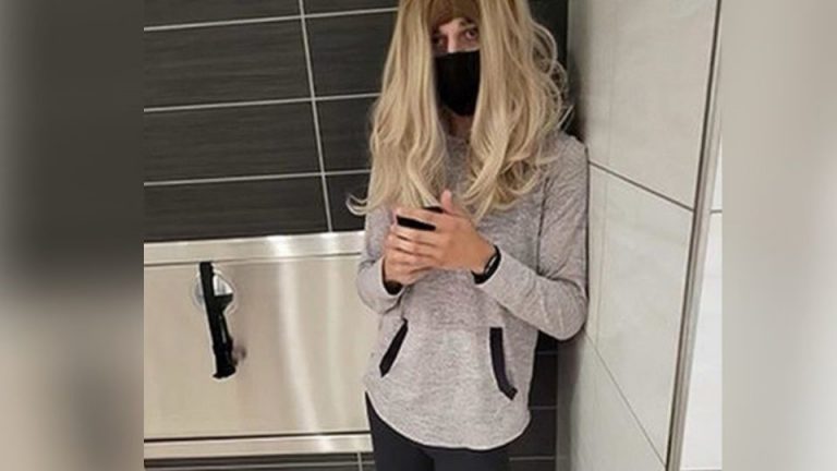 Joven se disfrazaba de mujer para grabar dentro del baño; fue detenido