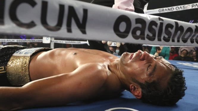 Hospitalizan a boxeador mexicano Moisés Fuentes tras sufrir un nocaut