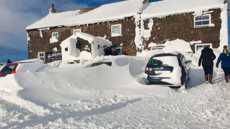 Tormenta de nieve los deja atrapados por días en antro de Reino Unido