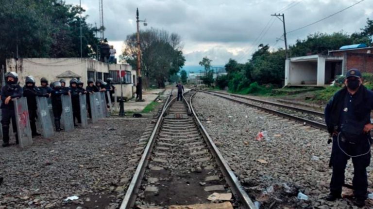 Desalojan a maestros de las vías férreas en Michoacán tras 92 días de bloqueo