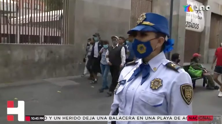 NIña originaria de Afganistán se pierde en la CDMX; policía le brinda ayuda